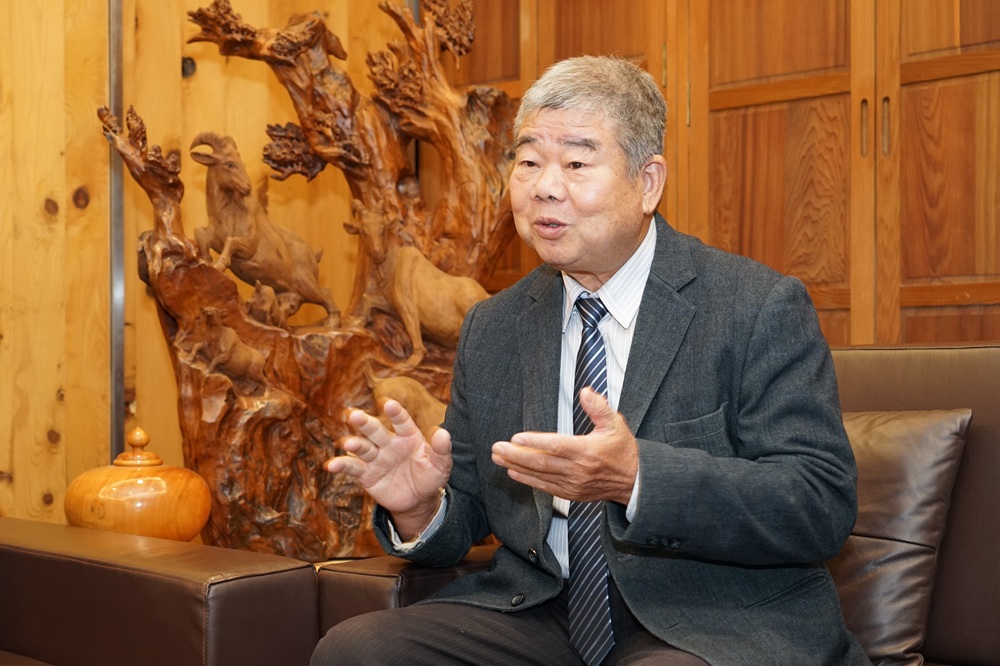 宜雄建設賴森源董事長將藝術館的氛圍引進住宅，讓住戶每天都被美感包圍。（攝影／鮑行健）