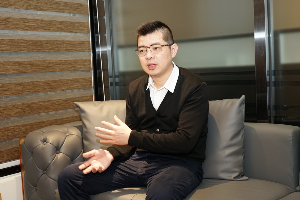 宜雄建設總經理賴靈欣認為，建築不該是冰冷的，透過溫潤具傳承精神的「木頭」藝術美學，重新為幸福做註解。（攝影／鮑行健）