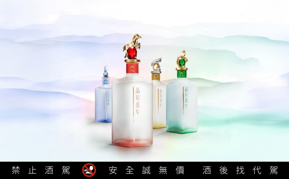 晶彩盛年生肖金高系列鑲嵌施華洛世奇水晶，年年接力開好運、納福又招財。（圖／黑松提供）