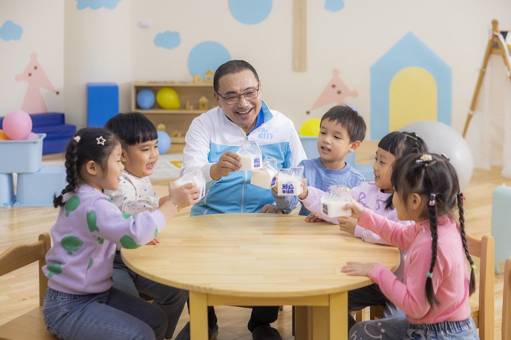 新北市政府強調，「鮮奶幸福週」不僅是一瓶鮮奶，更是一項陪伴孩子健康長大的長期政策。圖片來源：新北市政府教育局