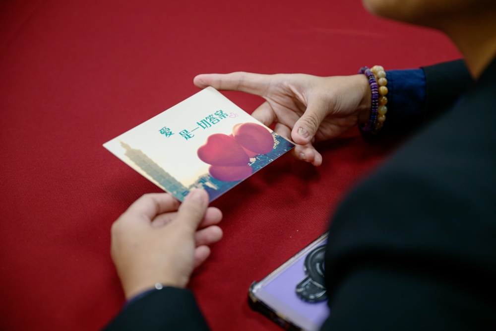 王昭晴按下上百次快門，終於拍出她最喜歡的一張作品──〈愛，是一切答案〉。(圖/庇護工場提供)