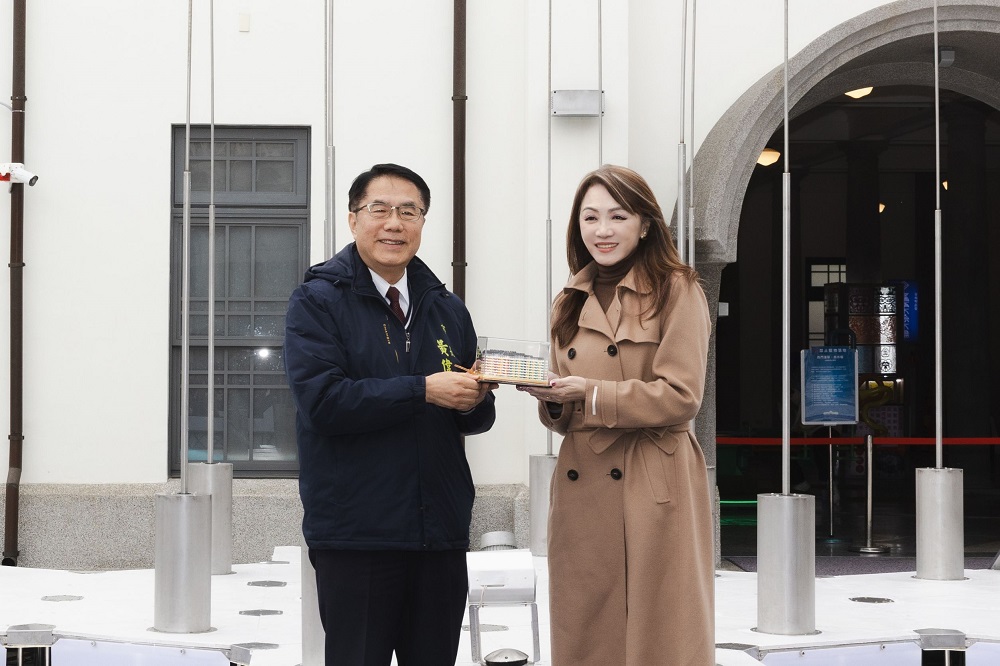 ▲臺北文創總經理劉麗惠(右)代表致贈紀念品感謝臺南市政府協力移展。圖片來源：臺北文創