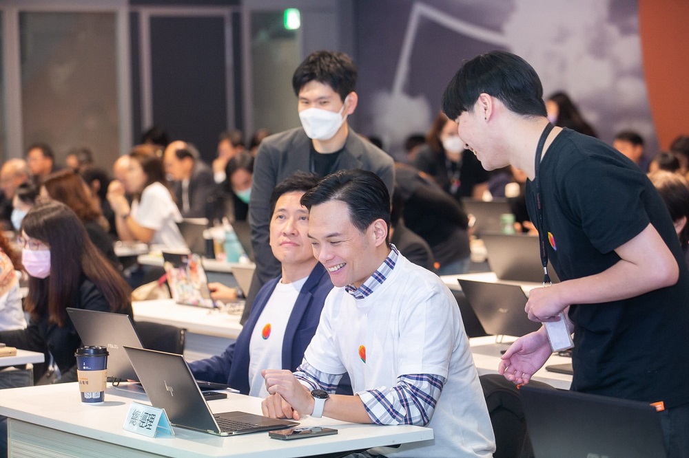 台灣大總經理林之晨感謝《商業周刊》肯定，將致力以AI提升營運韌性、推進倫理與可信賴度。圖片來源：台哥大