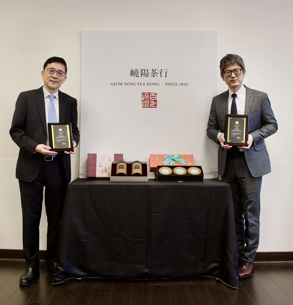 嶢陽茶行的小園東雙大禮盒和春盎山采禮盒奪下2023世界綠茶大賽金賞獎頂級評價。王端鎧表示藉由設計，也讓評審認可這是一份有文化厚度的台灣茶。（圖／嶢陽茶行提供）