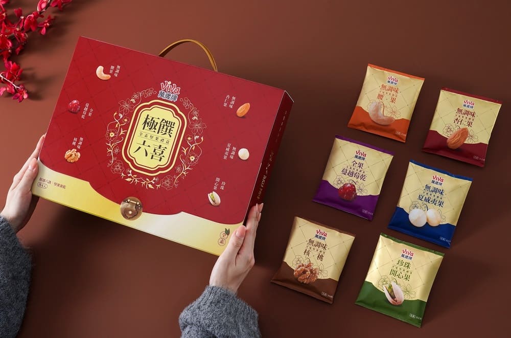 迎接新年，萬歲牌推出「極饌六喜禮盒」，嚴選六款無調味堅果搭配全果蔓越莓乾，採隨手包分袋設計，年節飲食也能吃得安心。（圖／萬歲牌提供）