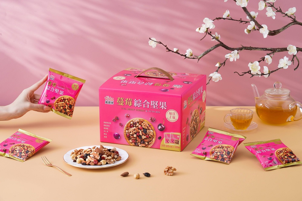 新上市「蔓莓綜合堅果禮盒」，以低溫烘焙堅果搭配櫻桃果乾，多入小包隨時補充營養好滋味。（圖／萬歲牌提供）