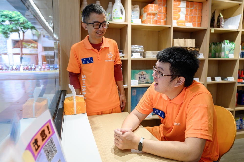 施彥佑在就服員的一對一陪伴與指導下，逐步建立自信與安全感，讓他在工作中表現更穩定。(圖/庇護工場提供)