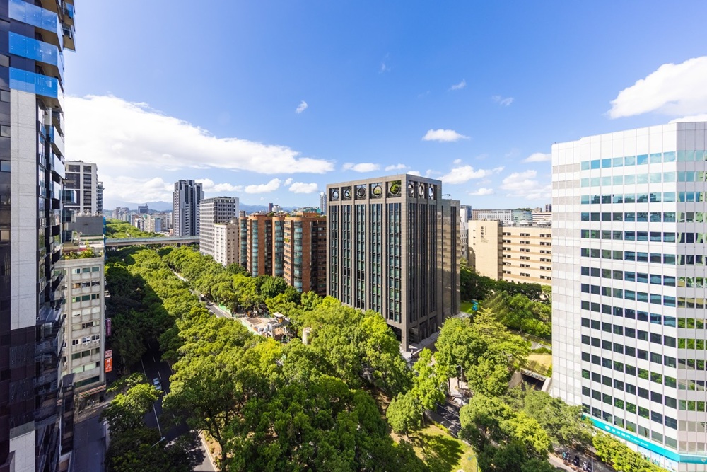 「鳴森⼤苑-鳴森苑」開⾞5分鐘即抵松⼭機場，10分鐘內可達信義計畫區、⼤巨蛋、敦南商圈。(圖／業者提供)