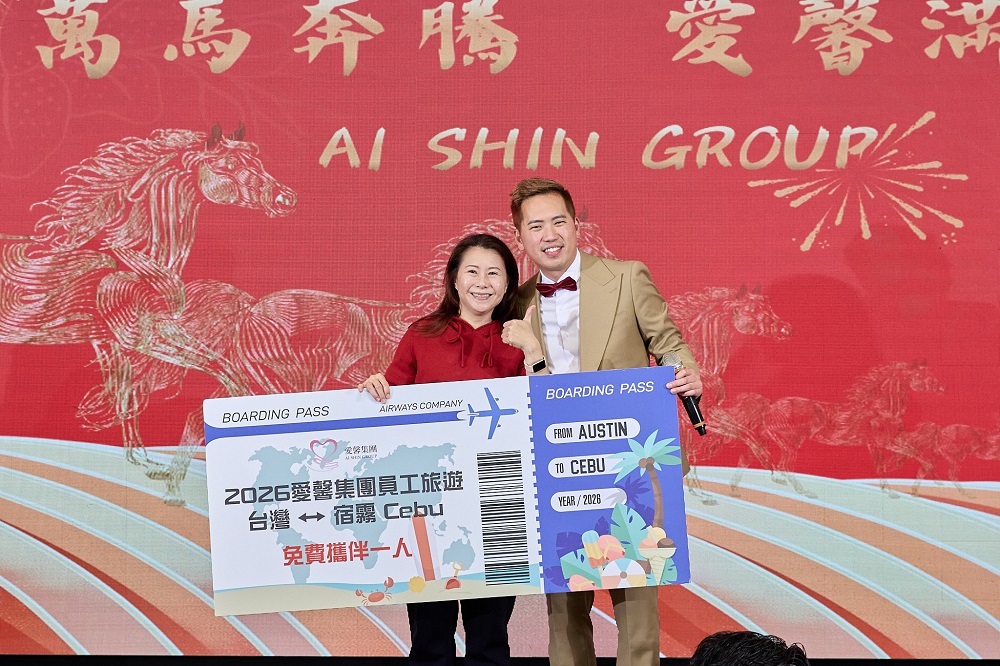 尾牙除了宣布招待全員工宿霧4日遊外，加碼抽最大獎「免費攜伴同遊」，鼓勵員工好好放鬆享受家庭時光。圖為傅靖森總經理(右)與中獎員工。圖片來源：愛馨集團