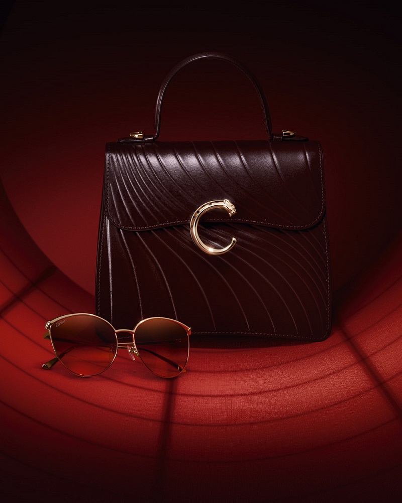 葡萄色 Panthère de Cartier 手提包與美洲豹太陽眼鏡，甜美與野性並存，走春造型一秒到位。圖片來源：卡地亞