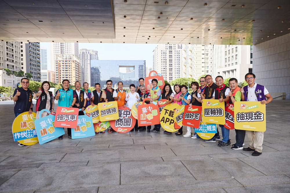 盧市長攜手市場-夜市及商圈代表拍攝宣傳影片。