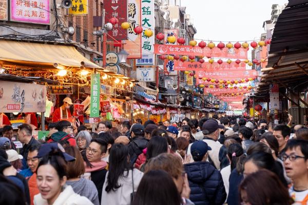 台北年貨大街「奔年貨」人潮滿滿！白爛貓空降大稻埕 