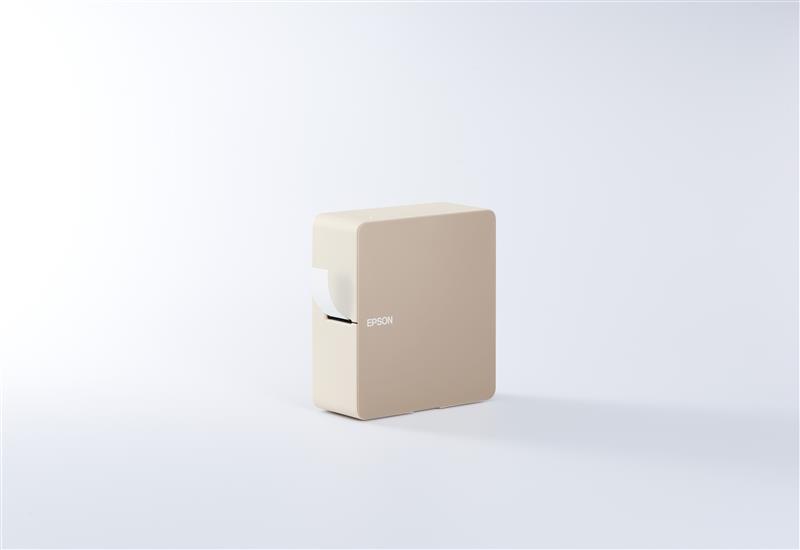 Epson LW-C610 智慧藍牙奶茶標籤機以柔和奶茶色系與極簡弧度外型融入居家空間，並由日本知名設計師柴田文江操刀，讓標籤機能自然融入日常擺設。(圖片來源/Epson）