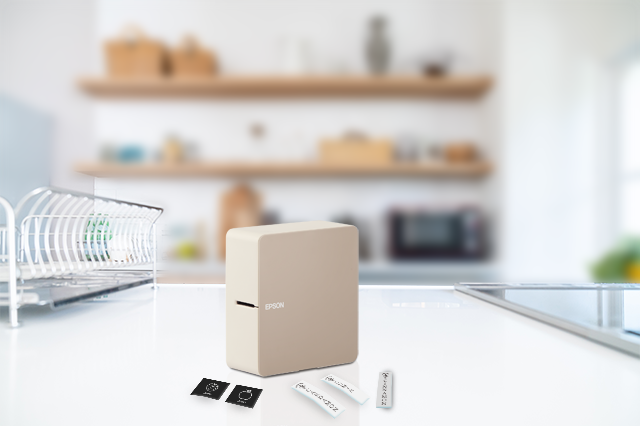 LW-C610 可搭配「Label Editor Mobile」APP，以藍牙連線操作，從姓名貼、科目分類、收納箱內容註記到線材用途標示，都能快速建立一致且好執行的管理方式。(圖片來源/Epson）