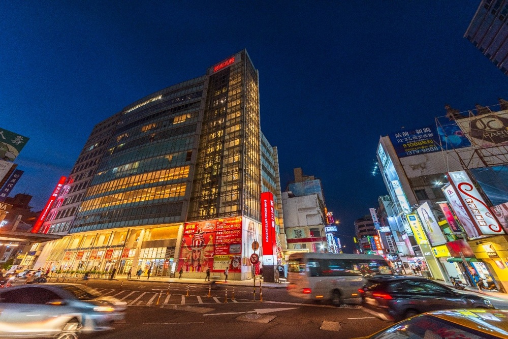 「宜雄盛筵」位處桃園最熱鬧的中正路商圈，距離捷運綠線G08站只有350公尺，未來經由捷運串聯，1站可達三鐵共構的桃園火車站新站特區。(圖／業者提供)