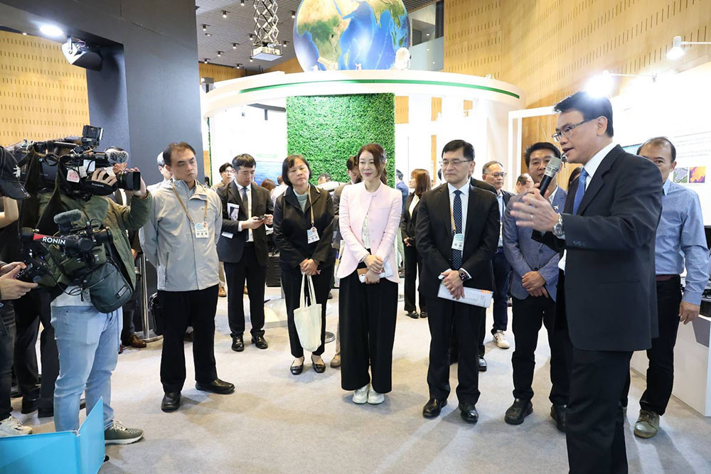 「金工顧產業 共榮嘉年華」主題館吸引眾多產官學研代表參觀交流，透過情境式展示深入了解研發成果與產業應用。