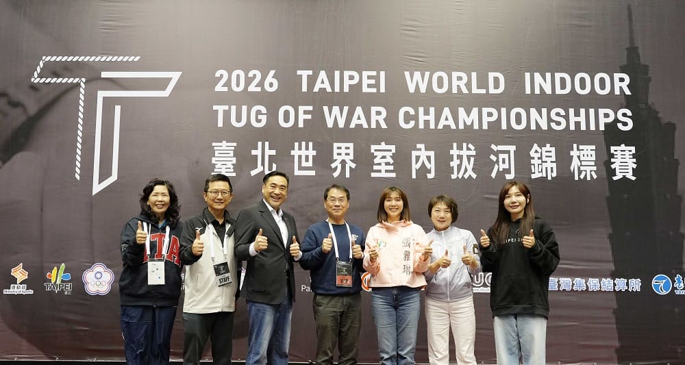 臺灣首次取得最高層級「2026臺北世界室內拔河錦標賽」主辦權，景美女中校長周寤竹、亞洲拔河總會副會長陳進貴、華南金控暨華南銀行副董事長林知延、中華民國拔河協會副理事長黃永旺、立法委員張雅琳、立法委員范雲、立法委員吳沛憶(由左至右)均到場力挺臺灣選手奪金牌。（圖／華南銀行提供）