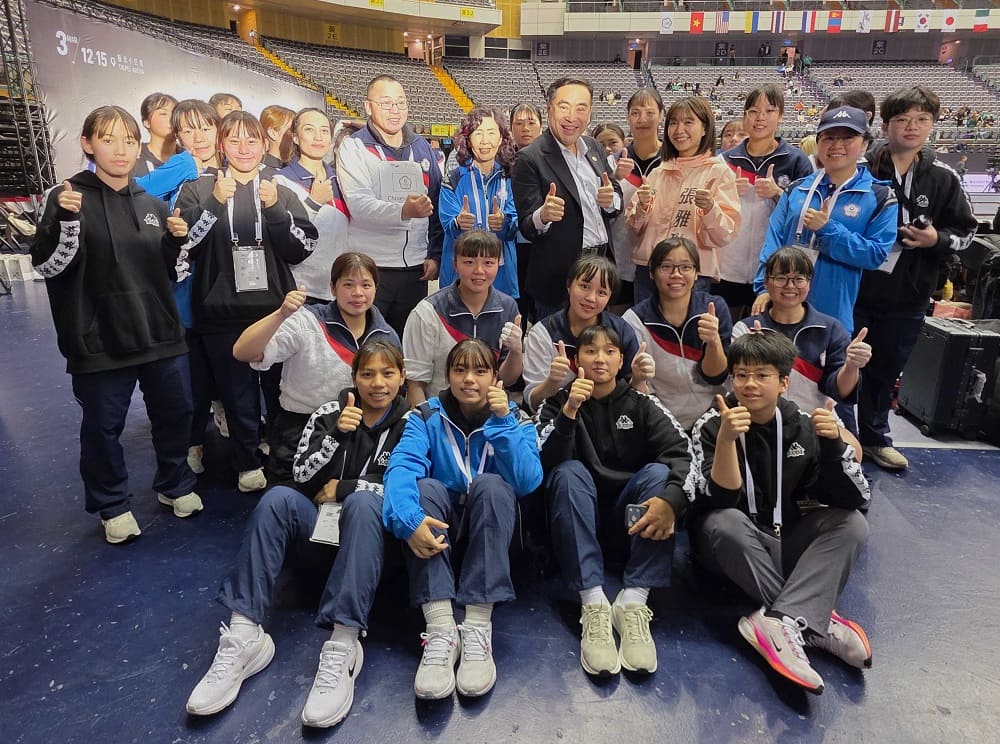 華南金控暨華南銀行副董事長林知延(左6)、立法委員張雅琳(左7)、景美女中校長周寤竹(左5)及教練郭昇(左4)，與所有拔河隊選手共同合影。（圖／華南銀行提供）