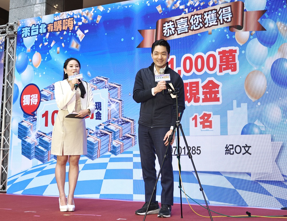 蔣萬安市長現場與1,000萬元現金得主電話連線道喜。(圖/臺北市政府提供)