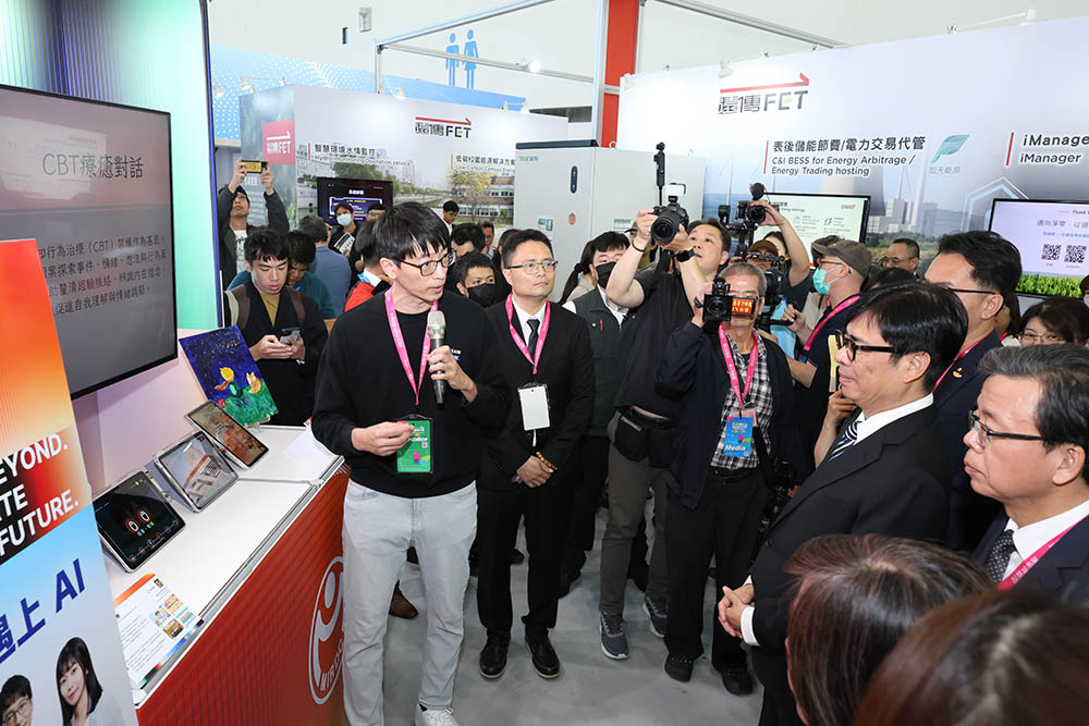 金屬中心醫材處曾俊傑副處長(左2)、潘柏瑋工程師(左1)導覽解說，RD100、愛迪生獎雙項榮耀肯定的「AI引導互動式語言治療系統」，展現AI科技助力醫療發展的無限可能。