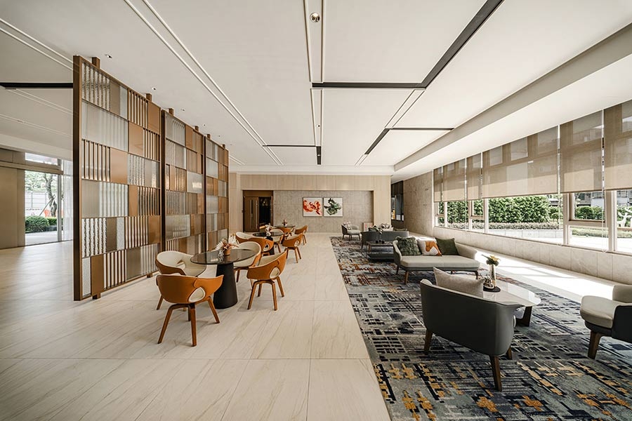 迎賓大廳、交誼區空間通透，與社區庭園綠意相映。（實景拍攝／業者提供）