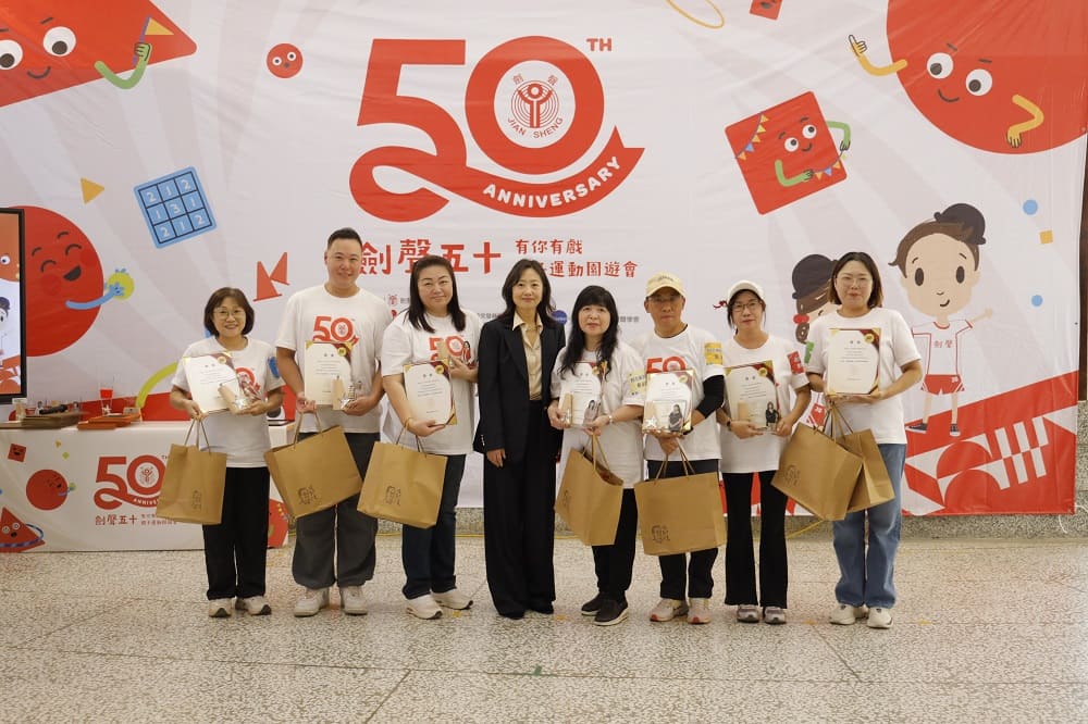國際福祿貝爾學會主席( IFS ) Grace Choi（左四）肯定劍聲的幼教理念與教育互動，與國外的幼教機構非常相近，同時符合台灣環境但依舊保持國際化。（圖／劍聲幼教提供）