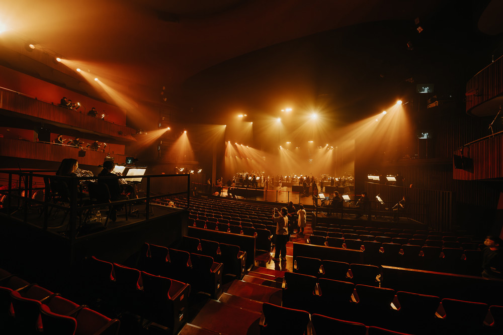 2026 NTT Arts NOVA 曼徹斯特國際工房╳黃若《浮聲之城》_觀眾可在劇場內隨意走動，《浮聲之城》打破觀眾與舞台之間的牆。©臺中國家歌劇院，攝影：林峻永