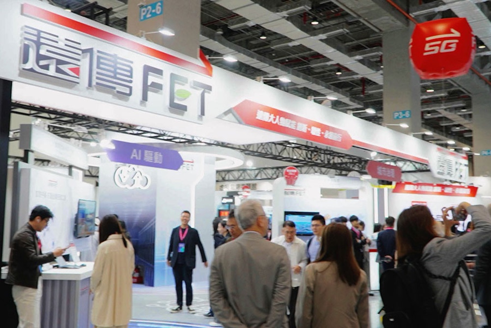 遠傳於2026智慧城市展設置主題展位，展示多項AI與智慧城市應用，吸引現場民眾參觀交流。(圖片來源：遠傳)