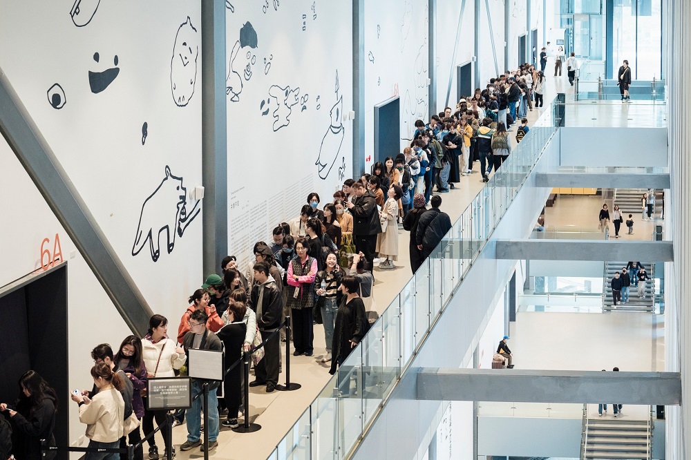 《共織宇宙》為阿根廷國際藝術家托馬斯．薩拉切諾（Tomás Saraceno）在臺首次大型個展，結合藝術、科學與環境永續議題。圖片提供：新北市美術館