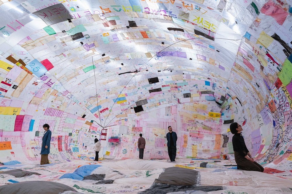 展覽中呈現多件代表性創作，包括以回收塑膠袋製成、僅依靠太陽熱能升空的〈太陽能飛行博物館〉。圖片提供：新北市美術館