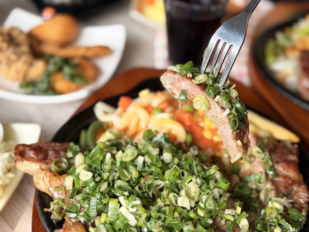 爆量的鮮脆香蔥配上台式牛排是最完美的搭配。(圖片來源：貴族世家)