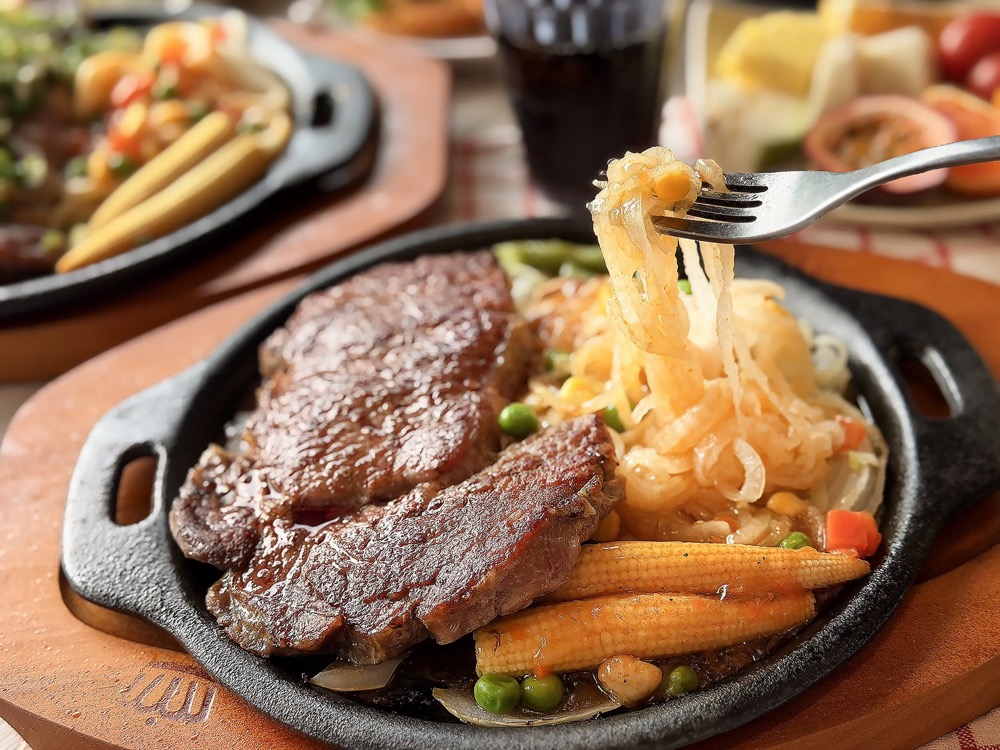 使用洋蔥切絲取代麵食，是健身族群的優質選擇。(圖片來源：貴族世家)