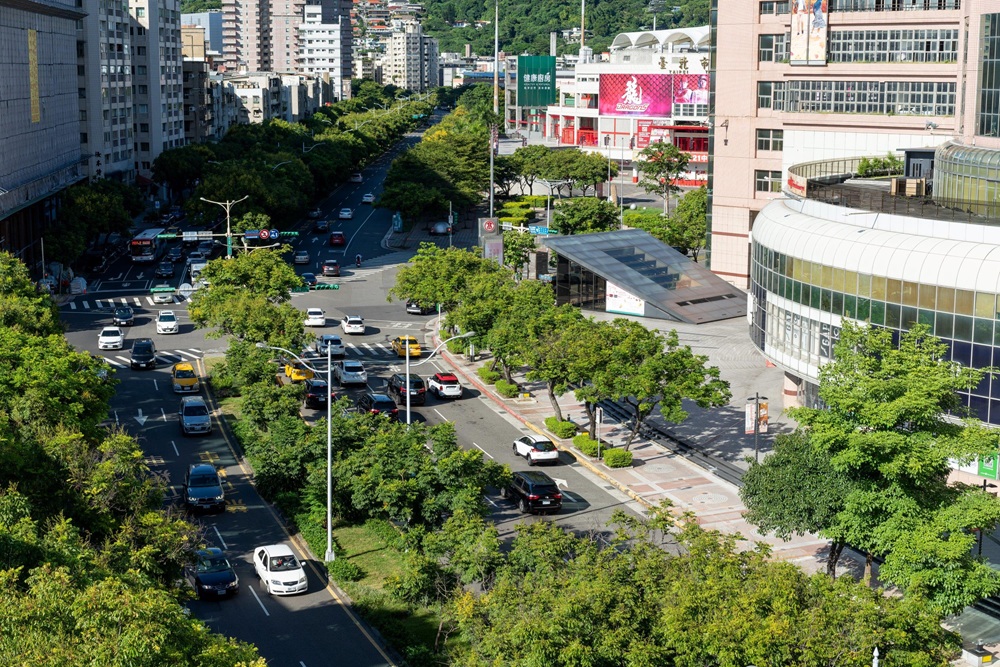 林蔭公園綠意環繞的忠誠高島屋商圈地段優越、生活機能成熟、學區完整，向來吸引高資產客群指名進駐，「昇陽醴居」因擁有區域內罕見1352坪大基地而相當受矚目。(圖／業者提供)