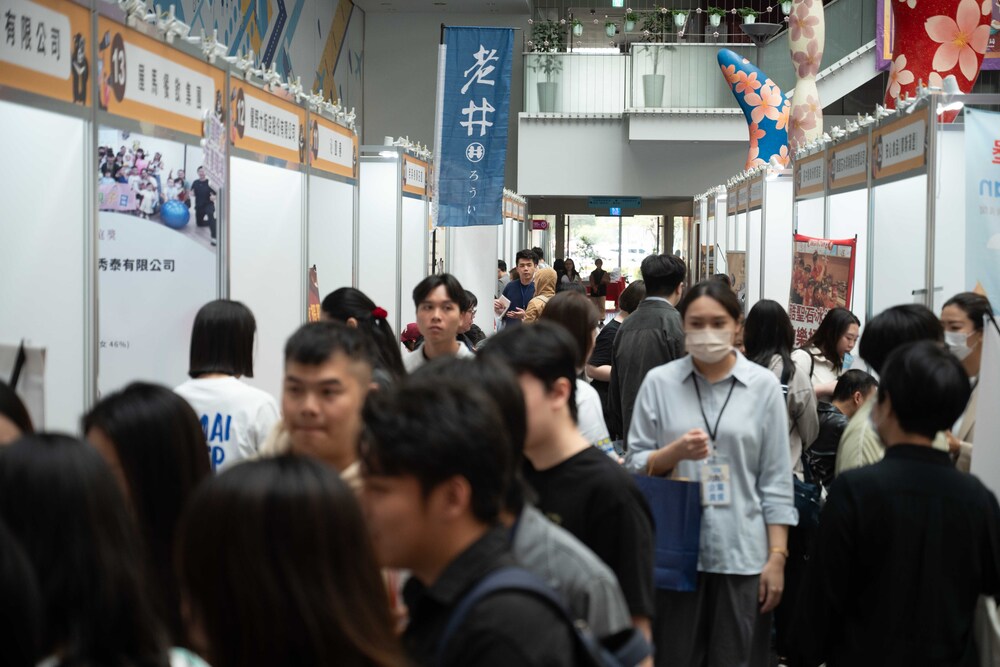 僑生就業博覽會臺中場次，僑生踴躍與企業進行面談。(圖片來源：僑委會)