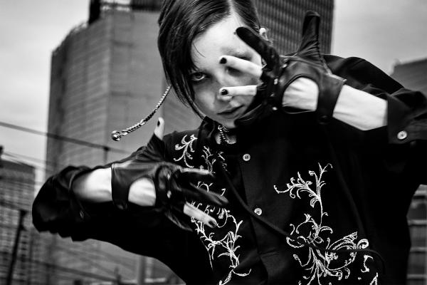 極致的黑是拒絕妥協的底色