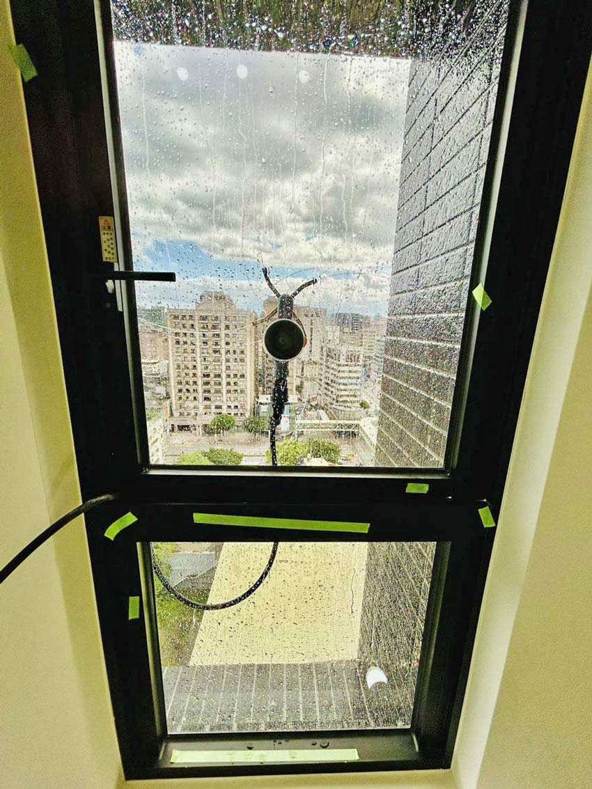 榮獲國家專利的旋轉噴頭模擬降雨測試，有效檢測外牆與窗框滲漏。