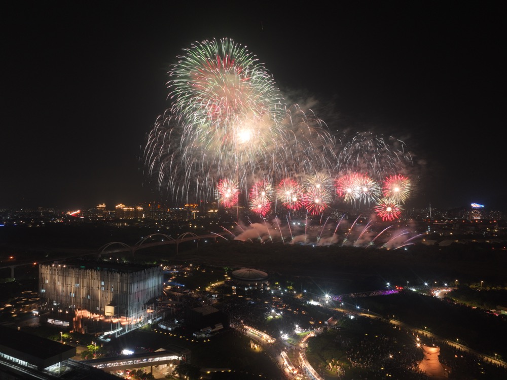 新北市美術館開館周年活動將於4月25日、26日登場，結合演唱會、市集，晚間壓軸推出以「光有回聲」為主題的煙火與無人機展演，點亮夜空。(圖片來源：新北市政府文化局）