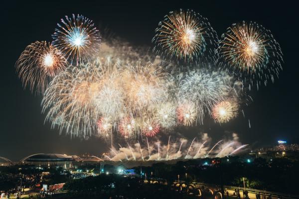 新北市美術館開館周年「光有回聲」煙火×無人機展演