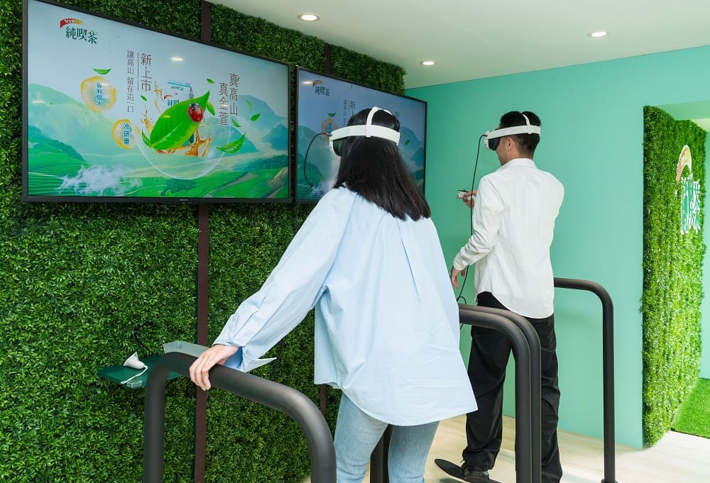 純喫茶新品上市，金萱青茶結合五感體驗與VR科技，帶你穿越高山茶園。（圖／純喫茶提供）