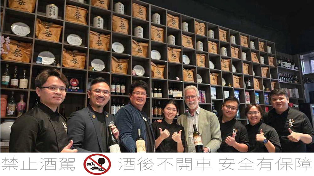 世界級傳奇釀酒師 Tim Mondavi 先生（右四）蒞臨匠鑫私廚。出身於美國殿堂級釀酒世家——Mondavi 家族，傳承了其父親 Robert Mondavi 的精神，並在 400 億啟示錄的篇章後，以 Continuum 重建屬於家族的新巔峰。