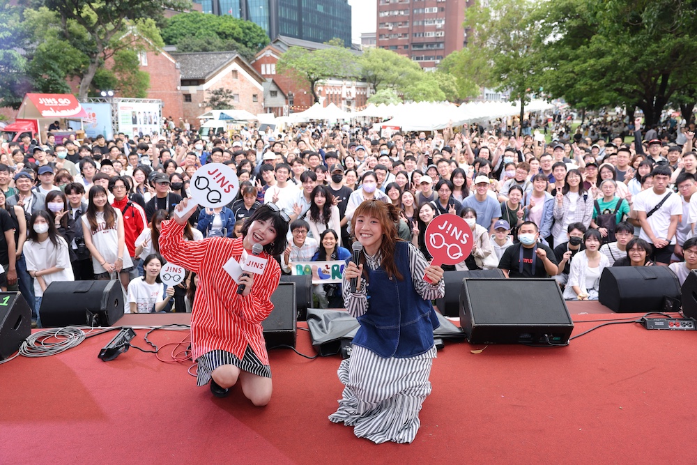 JINS滾草皮音樂會邀請多位知名歌手接力演出，人氣歌手莊鵑瑛小球吸引歌迷聚集華山大草原。（圖片來源:JINS）