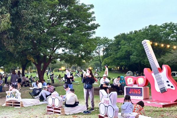 毛孩聚集在華山！JINS毛孩音樂市集 吸近萬人卡位野餐、滾草皮