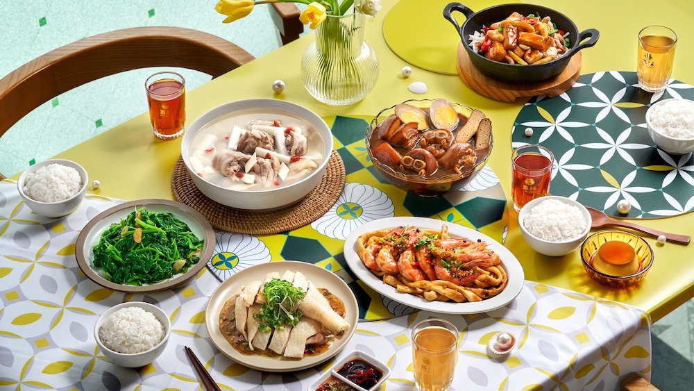 B3 真珠，母親節外帶限定套餐(蔥油鹽焗雞+化口梅干肉+三杯豆腐煲+古早味蒸扁鱈+蛋酥白菜魯+清甜白玉排骨湯+貝比壽桃+真好運豬腳麵線)，推薦價2999元，販售時間4/24(五)-5/17(日)。（圖片來源：京站）