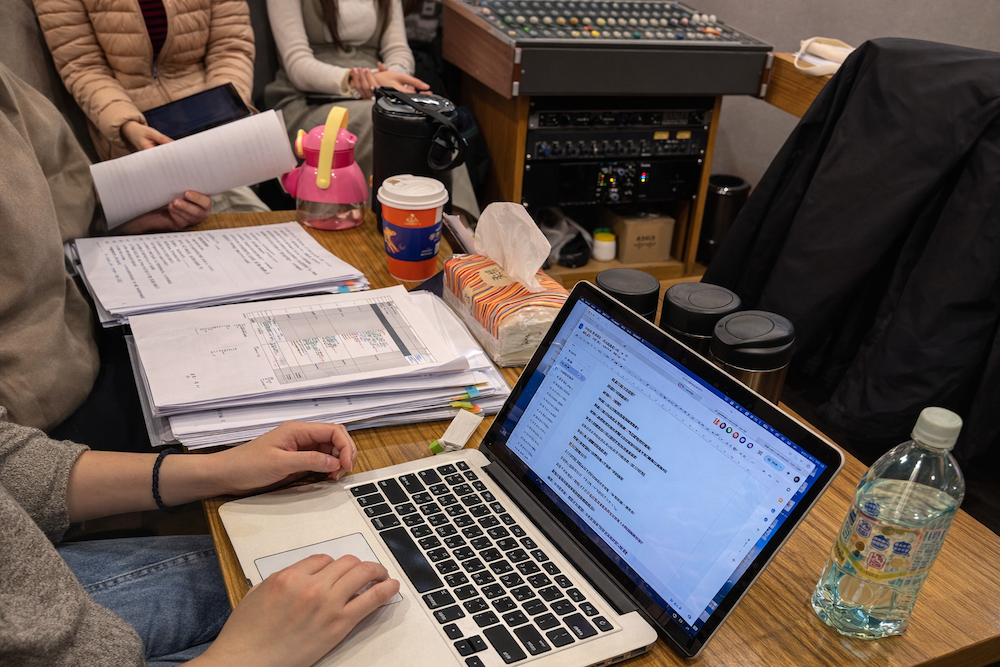 圖為錄音現場，製作團隊正針對劇本進行微調，力求在虛實雜糅的框架下，真實呈現台灣徵信產業的職業日常與法律邊界。（圖片來源：咳咳文化聯盟提供）