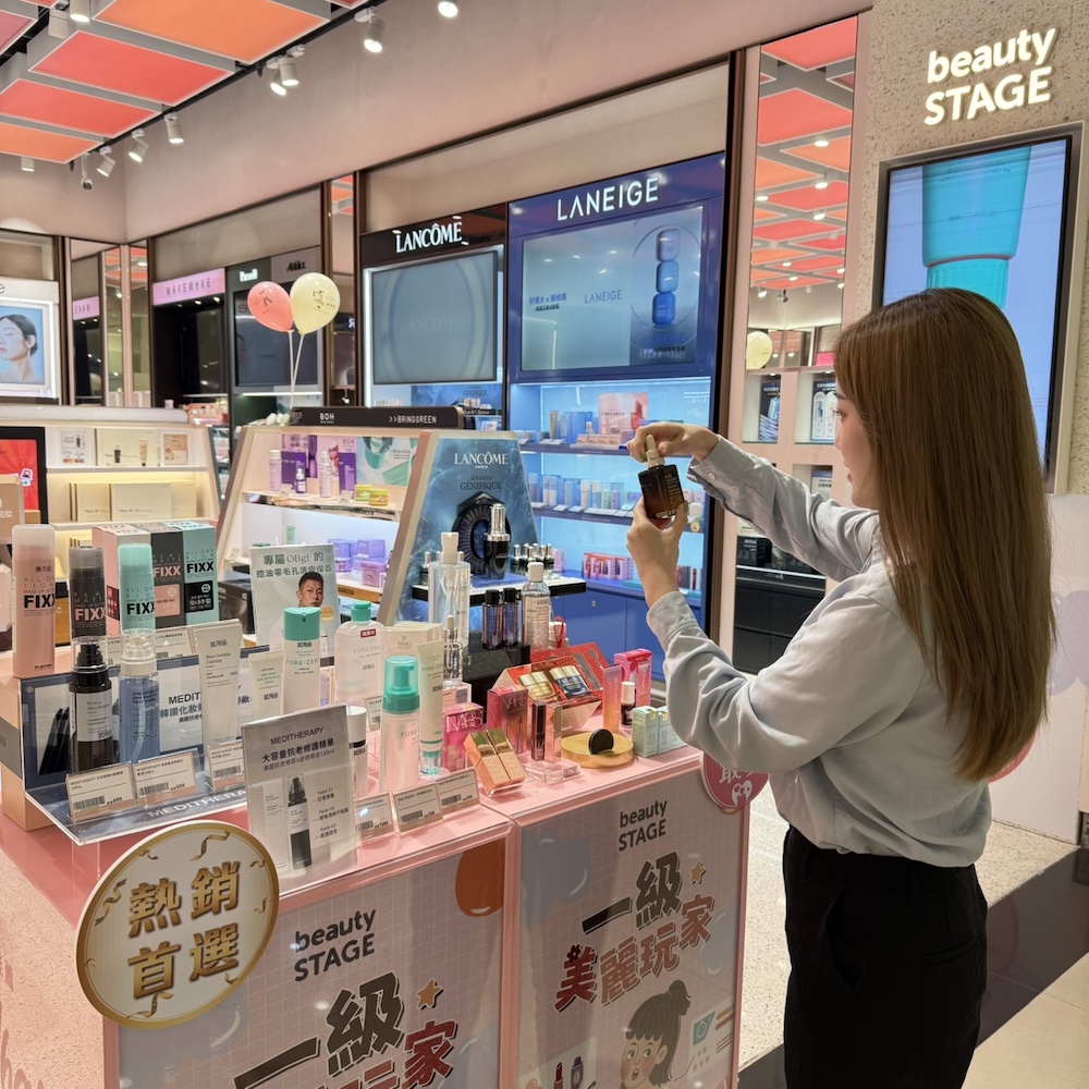 Global Mall母親節檔期開跑，館內推出多款人氣保養與彩妝優惠組，搶攻母親節送禮商機。（圖片來源：Global Mall）