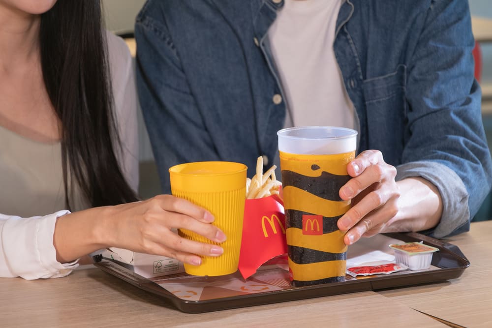 麥當勞自2022年開始陸續推出內用杯，盼減少一次性飲料杯的使用，也針對內用杯材質到清潔全程嚴謹把關。（圖／麥當勞提供）