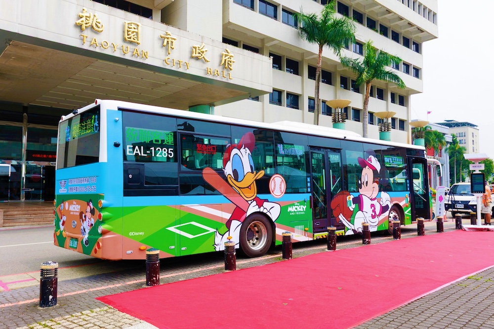 5月起搭車月月抽大獎，搭米奇主題公車並掃碼，集點點數加碼變2點。(圖片來源：桃園市政府)