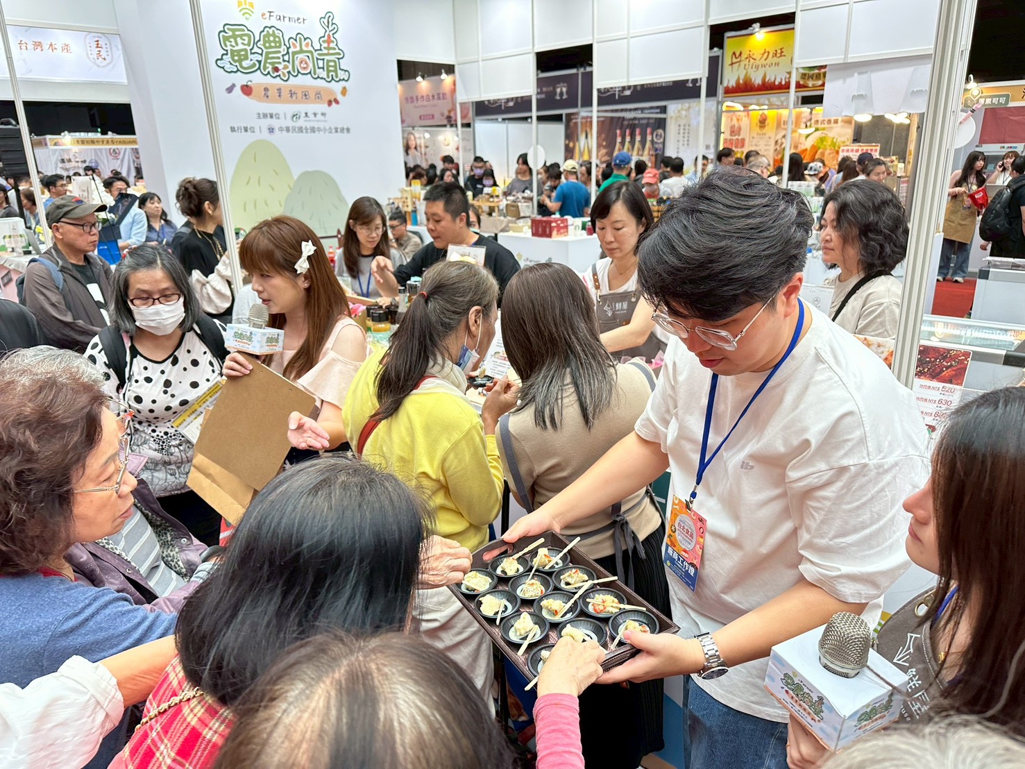 圖／聯合展區試吃熱絡（農業部提供）