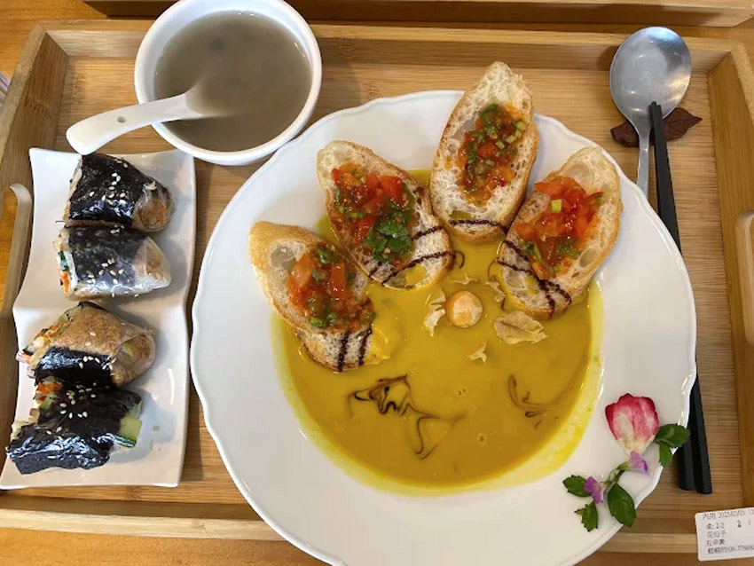 輕輕的 Softly 蔬食簡餐咖啡廳提供Free WIFI/充電友善/友善廁所/在地食材友善/多元支付/性別友善/無障礙友善/素食友善/親子友善/語言友善。（圖/彰化縣政府提供）