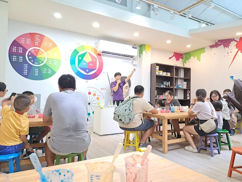 愛玩色創意館提供Free WIFI/充電友善/友善廁所/哺(集)乳友善/多元支付/性別友善/月經友善/無障礙友善/親子友善/語言友善。（圖/彰化縣政府提供）